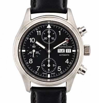 Gros plan sur une montre à cadran noir