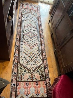 un long tapis posé à même le sol dans une pièce