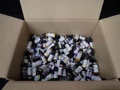 une boîte en carton remplie de nombreuses bouteilles d'alcool