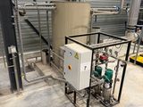 une machine située à l'intérieur d'un bâtiment, équipée de tuyaux et de vannes