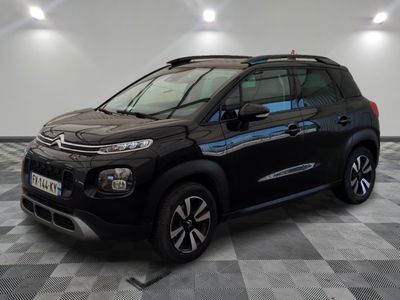 la citrole noire est garée sur un carrelage en damier