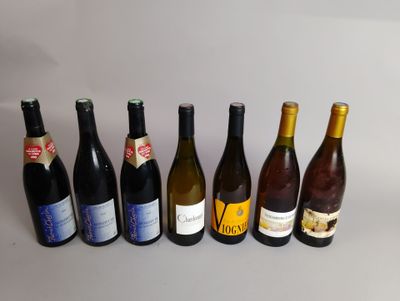 plusieurs bouteilles de vin sont alignées sur une table