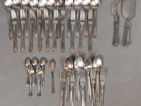 beaucoup de cuillères en argent et de cuillères sur la table