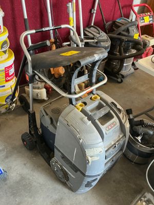 Il y a de nombreux modèles d'aspirateurs différents dans ce garage