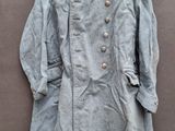 une photo d'un manteau suspendu à un cintre