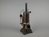 une vieille maquette de machine à vapeur posée sur un socle en bois