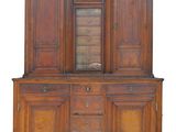 un vieux vaisselier en bois surmonté d'une horloge