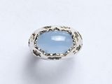 une bague avec une pierre bleue au centre