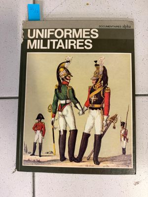 une photo d'un livre accrochée au mur d'un immeuble