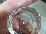 une personne tenant un verre d'eau à la main