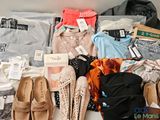 un tas de vêtements et de chaussures posés sur une table
