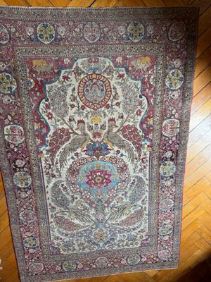 un tapis posé sur un parquet dans une pièce