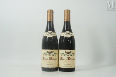 deux bouteilles de vin rouge posées sur une table blanche