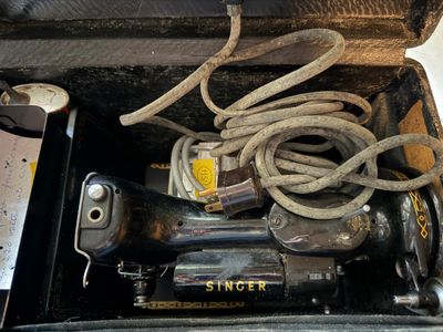 une boîte avec un tas d'outils à l'intérieur