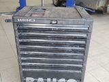 une boîte à outils qui se trouve dans le garage