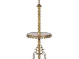 un lampadaire ancien en laiton, doté d'un abat-jour en verre et monté sur un pied