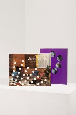 quelques livres posés sur une étagère blanche