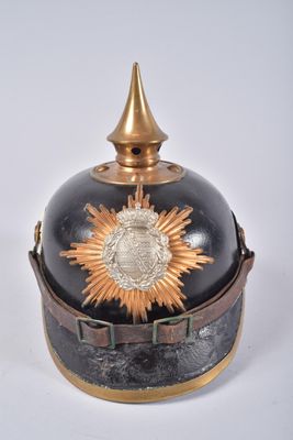 un casque noir et doré orné d'une étoile dorée
