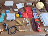 une table sur laquelle se trouvent de nombreux objets