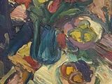 une peinture représentant un vase de fleurs et de fruits sur une table