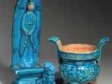 deux vases bleus et une statue représentant un homme avec un chien