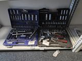 une étagère sur laquelle sont posés de nombreux outils, dans une pièce