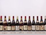 plusieurs bouteilles de vin sont alignées sur une table