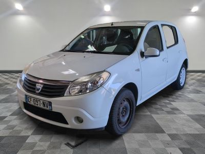 la photo d'une petite voiture blanche garée dans un garage