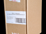 une boîte en carton sur laquelle est collé un autocollant