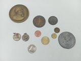un lot de pièces de monnaie posées sur une table