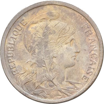 une vieille pièce de monnaie sur laquelle figure l'effigie d'une femme
