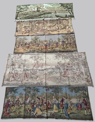 quatre types de tapisseries exposées sur un fond gris