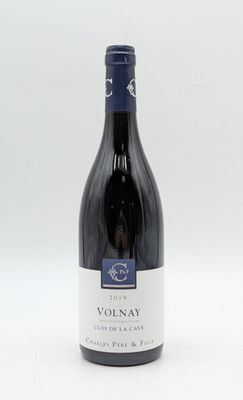 la bouteille de vin est posée sur une surface blanche