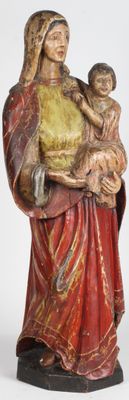 statue d'une femme tenant un enfant dans ses bras