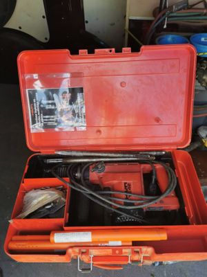 une boîte à outils contenant un outil, posée par terre