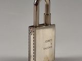 a silver padlock with the words conte raconne on it