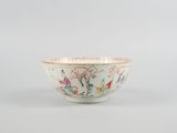 un bol blanc et rouge orné d'oiseaux et de fleurs