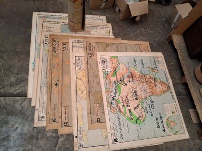 de nombreuses cartes du monde étalées sur le sol