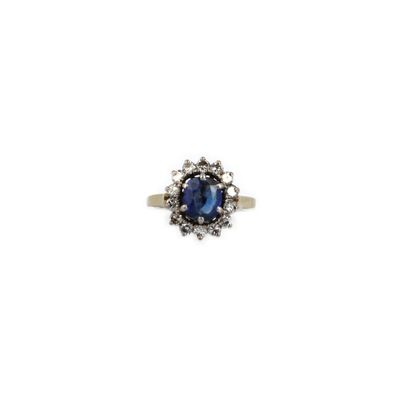 gros plan d'une bague sur fond blanc