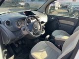 une photo d'une voiture avec un volant et un tableau de bord