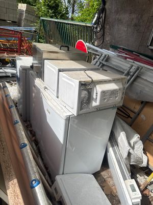 Lot comprenant : - 3 réfrigérateurs