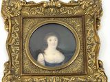 portrait d'une femme en robe bleue dans un cadre doré