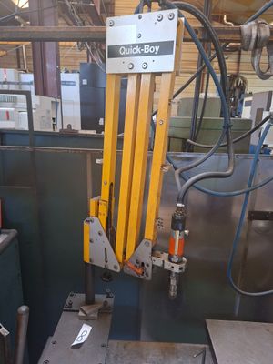 une machine qui travaille sur une pièce de métal