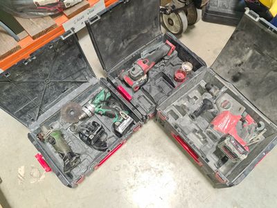 deux outils dans un coffret posé sur une table
