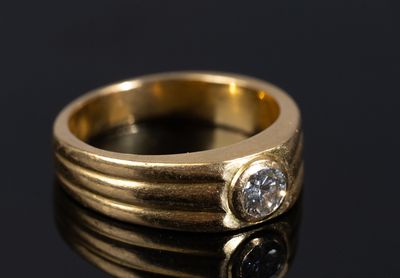 une image représentant une bague en or sertie de deux diamants sur un fond noir