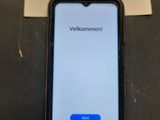 un iPhone posé sur une table, à côté d'un panneau