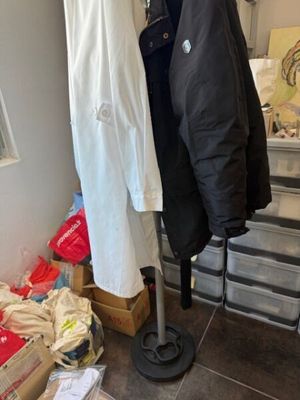 un manteau posé sur un porte-manteau dans un coin de la pièce