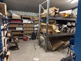 une pièce remplie de cartons, avec d'autres cartons sur les étagères