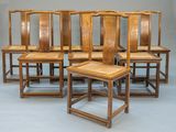 ensemble composé de six chaises chinoises anciennes et d'une table d'appoint