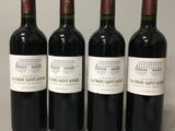 trois bouteilles de vin sont alignées sur une table